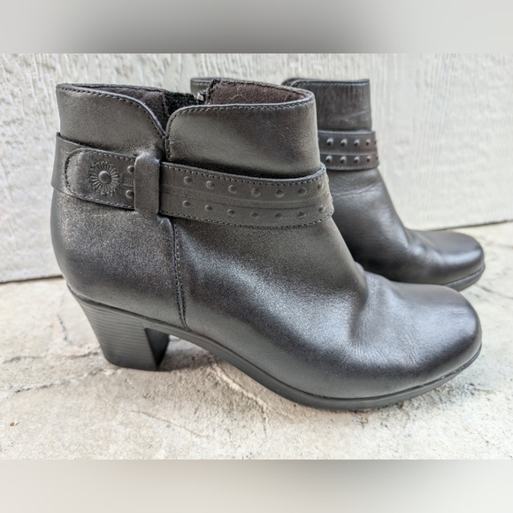 Clarks Bendables Dream Belle Leather Ankle Booties Black 37595 Women's Size 8.5 - Picture 1 of 8